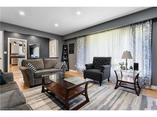 17 St. Lawrence Drive, St. Catharines, ON - Indoor Photo Showing Living Room