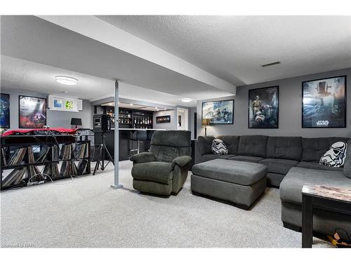 17 St. Lawrence Drive, St. Catharines, ON - Indoor Photo Showing Living Room