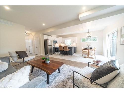 A-427 Vine Street, St. Catharines, ON - Indoor Photo Showing Living Room