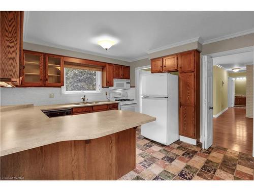 20 Settlers Court, Niagara-On-The-Lake, ON - Indoor Photo Showing Kitchen With Double Sink