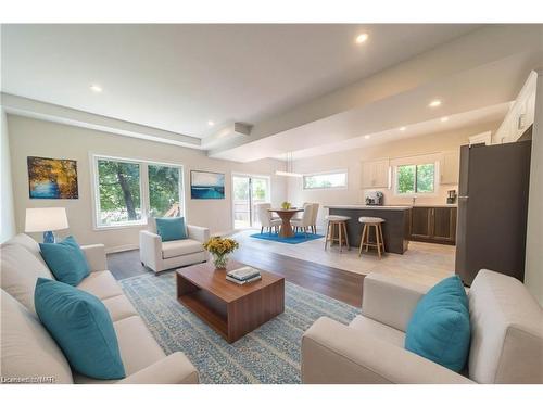 B-427 Vine Street, St. Catharines, ON - Indoor Photo Showing Living Room