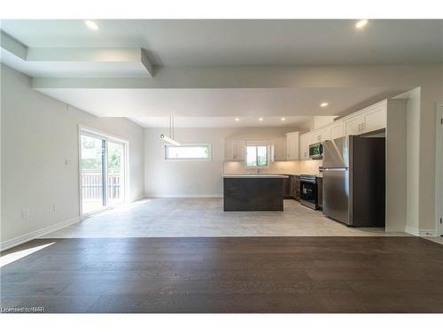 B-427 Vine Street, St. Catharines, ON - Indoor Photo Showing Kitchen