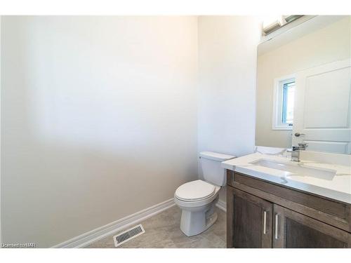 B-427 Vine Street, St. Catharines, ON - Indoor Photo Showing Bathroom