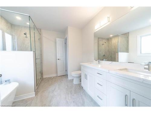 B-427 Vine Street, St. Catharines, ON - Indoor Photo Showing Bathroom