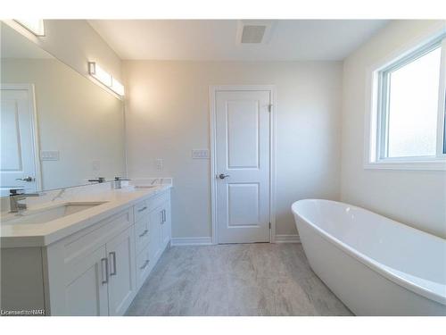 B-427 Vine Street, St. Catharines, ON - Indoor Photo Showing Bathroom