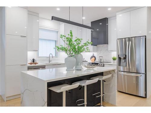 40 Ivy Crescent, Thorold, ON - Indoor Photo Showing Kitchen With Upgraded Kitchen