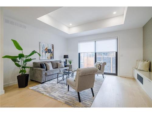 40 Ivy Crescent, Thorold, ON - Indoor Photo Showing Living Room