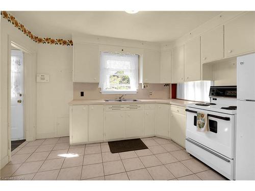 13 Draper Drive, St. Catharines, ON - Indoor Photo Showing Kitchen With Double Sink