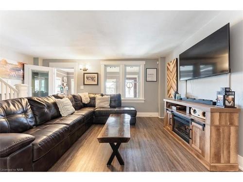 141 Princess Street, Port Colborne, ON - Indoor Photo Showing Living Room