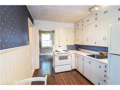 5 Alice Street, St. Catharines, ON - Indoor Photo Showing Kitchen