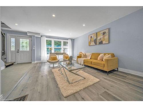 89 Ambleside Drive Sw, Brampton, ON - Indoor Photo Showing Living Room