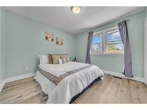 89 Ambleside Drive Sw, Brampton, ON - Indoor Photo Showing Bedroom