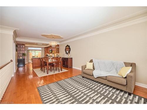 60 Bridgewater Court, Welland, ON - Indoor Photo Showing Living Room