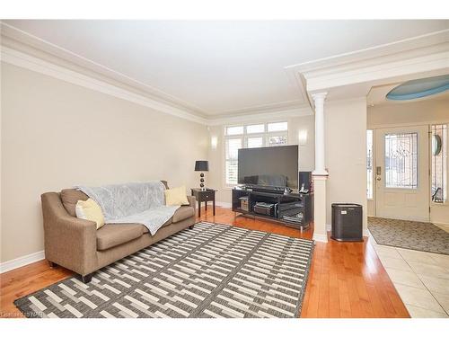 60 Bridgewater Court, Welland, ON - Indoor Photo Showing Living Room