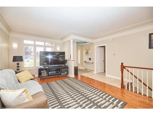 60 Bridgewater Court, Welland, ON - Indoor Photo Showing Living Room