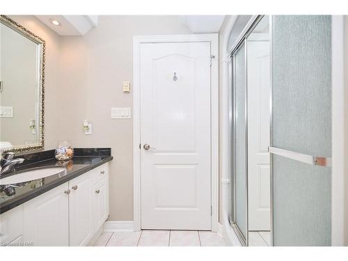 60 Bridgewater Court, Welland, ON - Indoor Photo Showing Bathroom