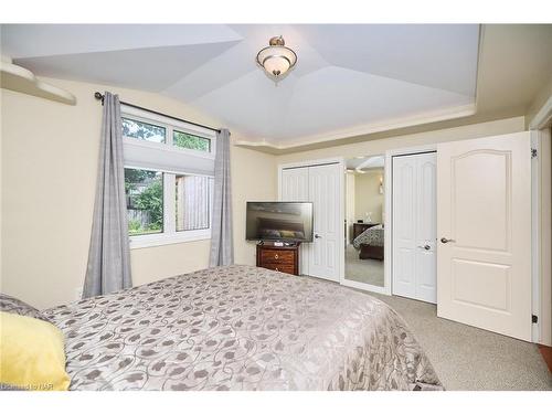 60 Bridgewater Court, Welland, ON - Indoor Photo Showing Bedroom