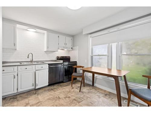 6262 Johnson Drive, Niagara Falls, ON - Indoor Photo Showing Kitchen