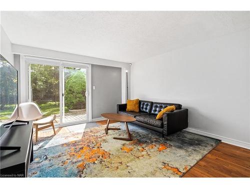 6262 Johnson Drive, Niagara Falls, ON - Indoor Photo Showing Living Room