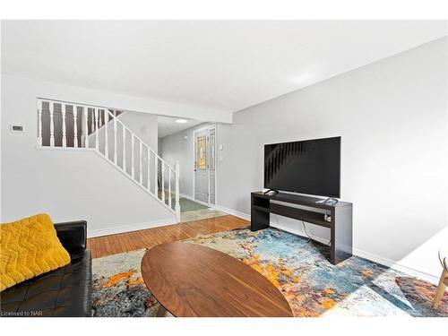 6262 Johnson Drive, Niagara Falls, ON - Indoor Photo Showing Living Room