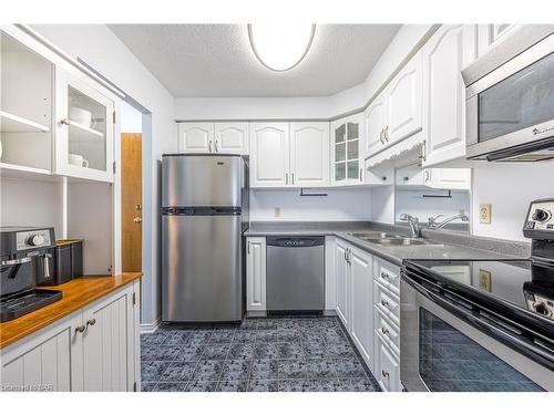 812-81 Scott Street, St. Catharines, ON - Indoor Photo Showing Kitchen With Double Sink