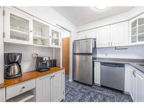 812-81 Scott Street, St. Catharines, ON - Indoor Photo Showing Kitchen