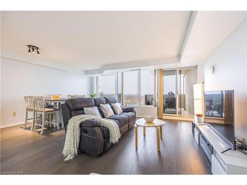 812-81 Scott Street, St. Catharines, ON - Indoor Photo Showing Living Room