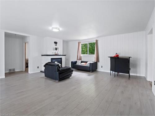 2206 Stevensville Road, Stevensville, ON - Indoor Photo Showing Living Room