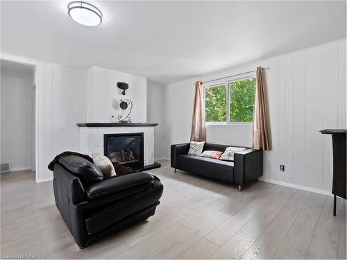 2206 Stevensville Road, Stevensville, ON - Indoor Photo Showing Living Room With Fireplace