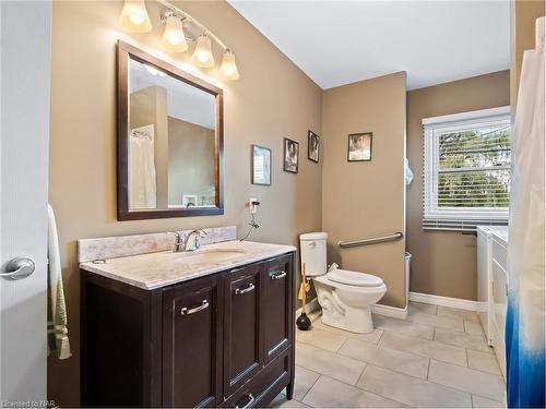 2206 Stevensville Road, Stevensville, ON - Indoor Photo Showing Bathroom