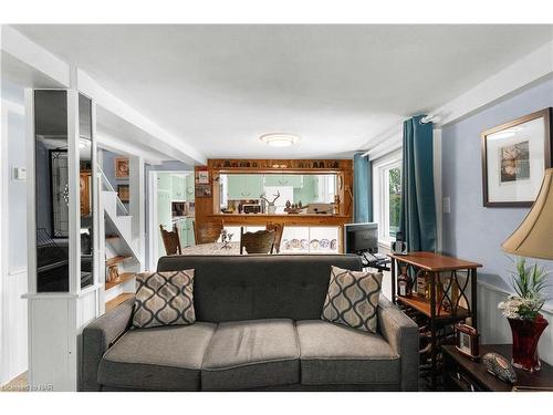 2 Auditorium Circle, Grimsby, ON - Indoor Photo Showing Living Room