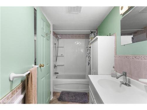 2 Auditorium Circle, Grimsby, ON - Indoor Photo Showing Bathroom