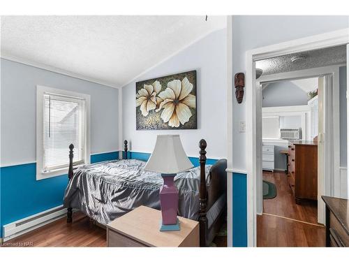 2 Auditorium Circle, Grimsby, ON - Indoor Photo Showing Bedroom