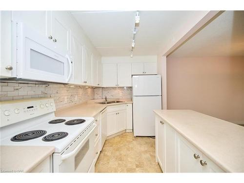 113-4658 Drummond Road, Niagara Falls, ON - Indoor Photo Showing Kitchen With Double Sink