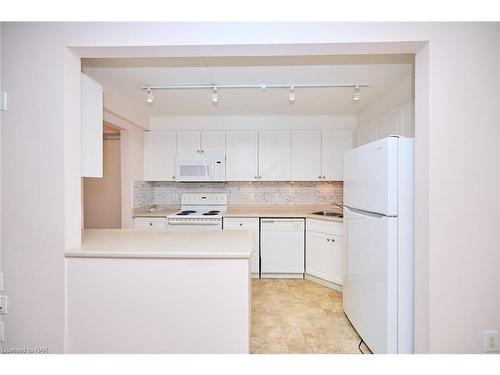 113-4658 Drummond Road, Niagara Falls, ON - Indoor Photo Showing Kitchen