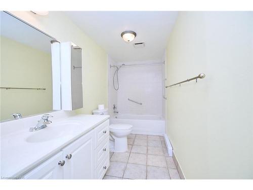 113-4658 Drummond Road, Niagara Falls, ON - Indoor Photo Showing Bathroom