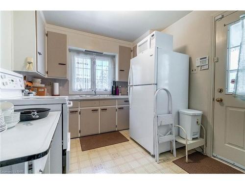 5740 Drummond Road, Niagara Falls, ON - Indoor Photo Showing Kitchen