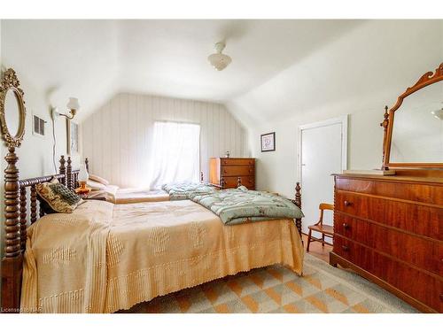 5740 Drummond Road, Niagara Falls, ON - Indoor Photo Showing Bedroom