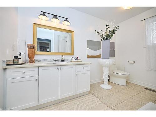 114 Wallace Avenue S, Welland, ON - Indoor Photo Showing Bathroom