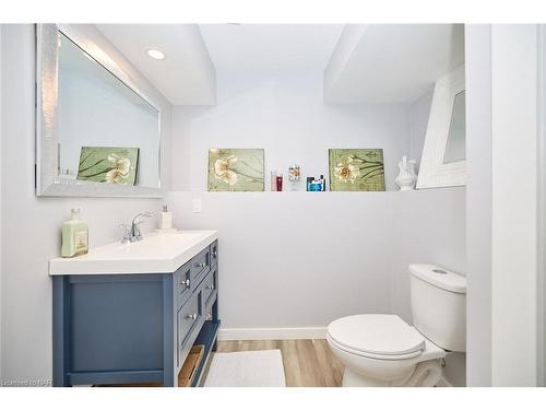 114 Wallace Avenue S, Welland, ON - Indoor Photo Showing Bathroom