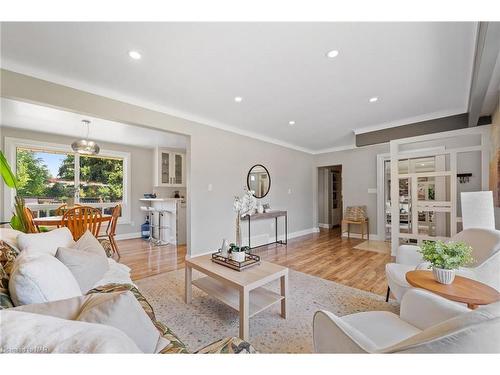 20 Stanley Street, St. Catharines, ON - Indoor Photo Showing Living Room