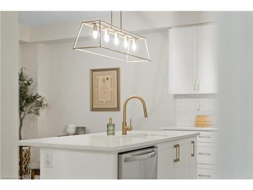 7924 Odell Crescent, Niagara Falls, ON - Indoor Photo Showing Kitchen