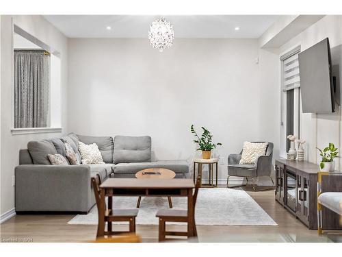 7924 Odell Crescent, Niagara Falls, ON - Indoor Photo Showing Living Room