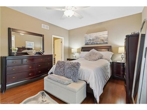 32 Pinot Trail, Niagara-On-The-Lake, ON - Indoor Photo Showing Bedroom