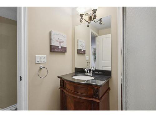 32 Pinot Trail, Niagara-On-The-Lake, ON - Indoor Photo Showing Bathroom