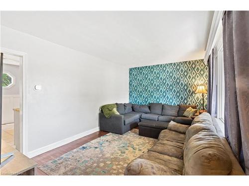 311 Highland Avenue, Fort Erie, ON - Indoor Photo Showing Living Room