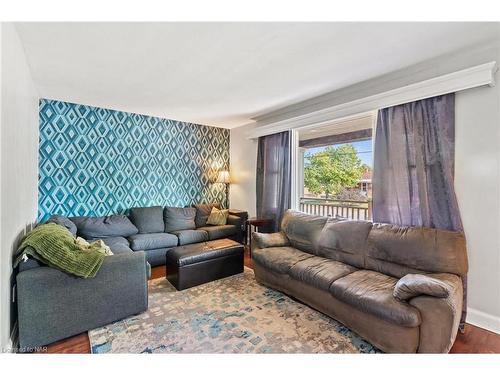 311 Highland Avenue, Fort Erie, ON - Indoor Photo Showing Living Room