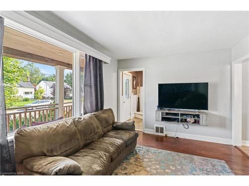 311 Highland Avenue, Fort Erie, ON - Indoor Photo Showing Living Room