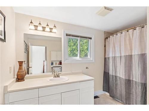 311 Highland Avenue, Fort Erie, ON - Indoor Photo Showing Bathroom