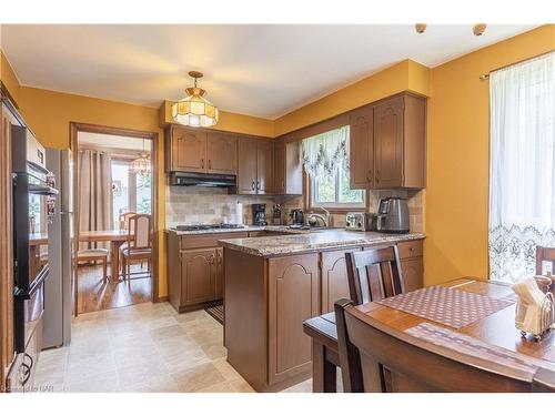 2495 Coral Avenue, Stevensville, ON - Indoor Photo Showing Kitchen